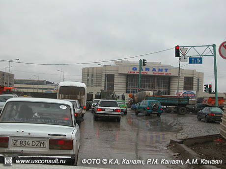 На подъезде к торговому центру «Гарант», Астана. ФОТО © К.А. Канаян, Р.М. Канаян, А.М Канаян