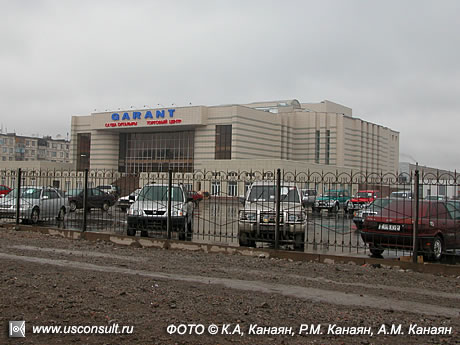 Парковка торгового центра «Гарант», Астана. ФОТО © К.А. Канаян, Р.М. Канаян, А.М Канаян